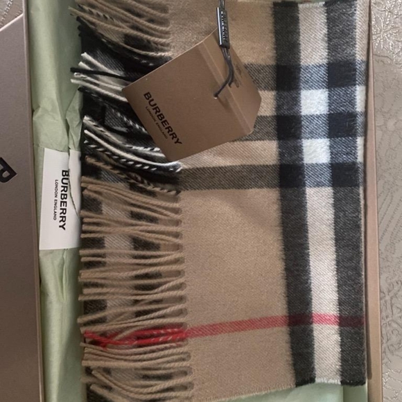 Authentic NWT BURBERRY SCARF IN BOX - Picture 3 of 6